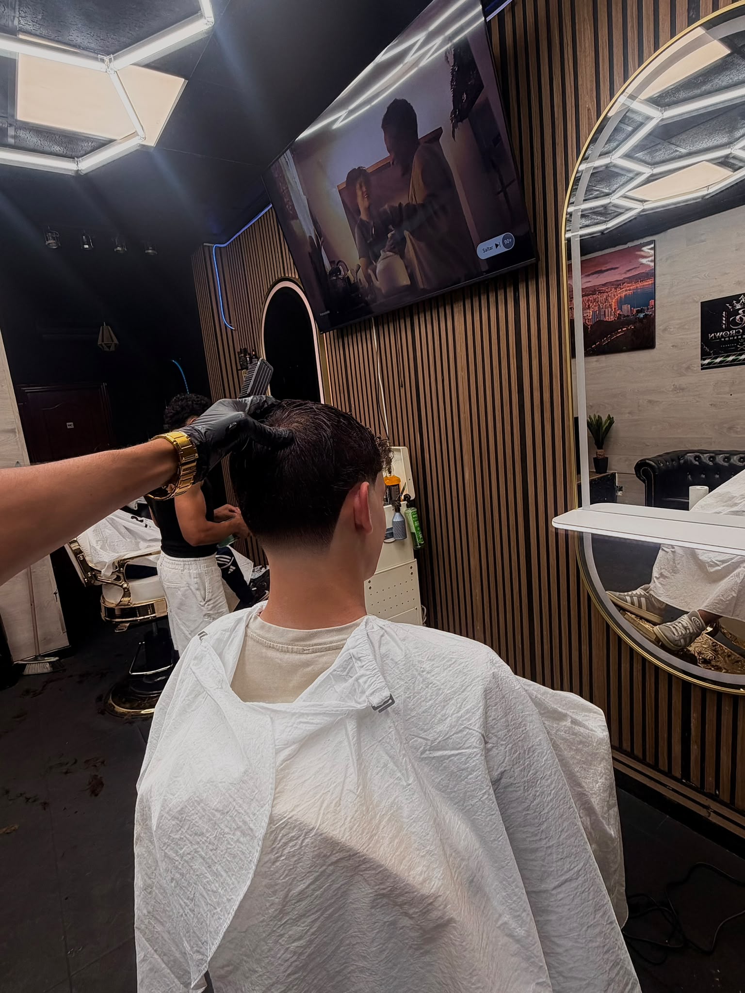 Corte con degradado en Black Crown Barbershop